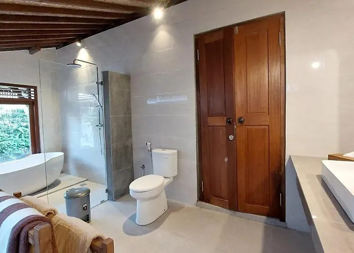 Villa Chic 1br Romantic And Private Pool At Puri Bhawana